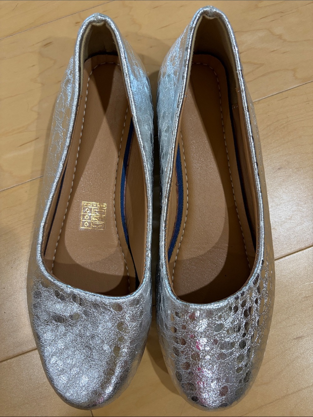 Metallic Silver Women’s Ballet Flats
LOVE   Size 40